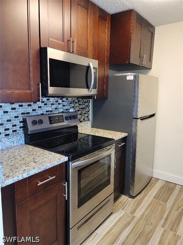 190 Santa Clara DR 190-4, Naples, FL 34104