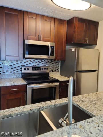 190 Santa Clara DR 190-4, Naples, FL 34104