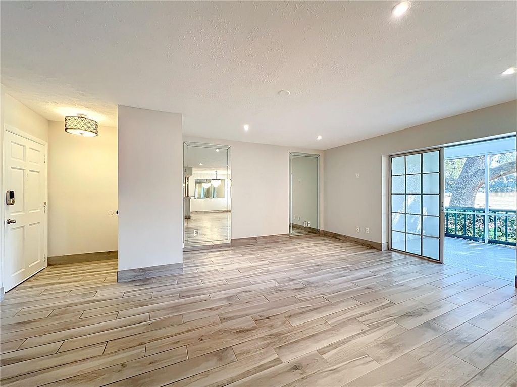 Image 11 of property listing at 470 W PAR STREET 470, Orlando, FL 32804