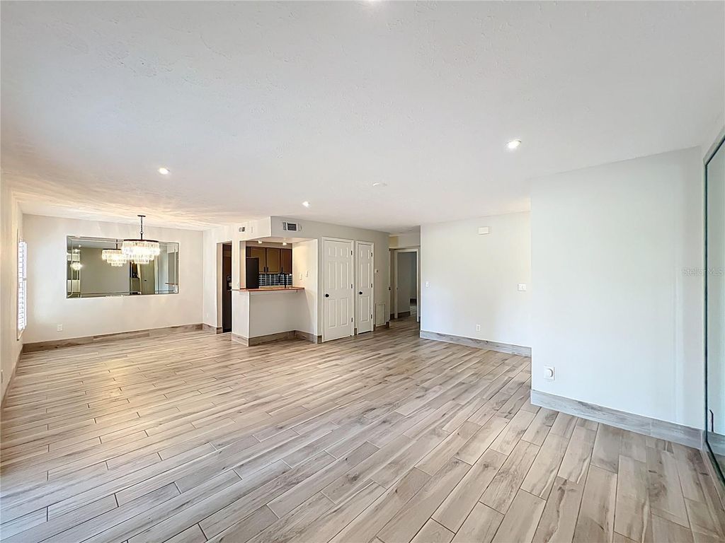 Image 12 of property listing at 470 W PAR STREET 470, Orlando, FL 32804