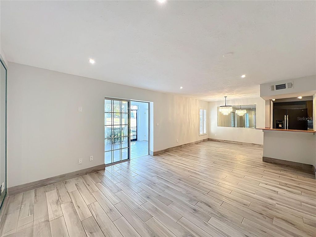 Image 13 of property listing at 470 W PAR STREET 470, Orlando, FL 32804