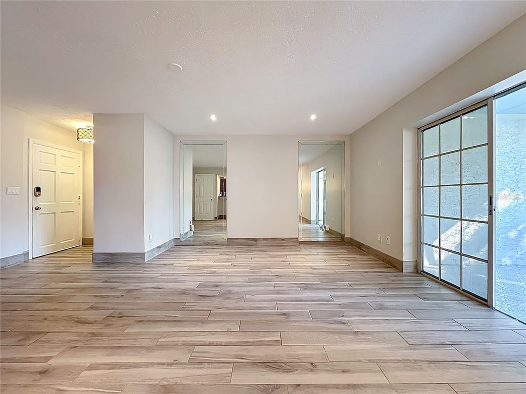 Image 15 of property listing at 470 W PAR STREET 470, Orlando, FL 32804