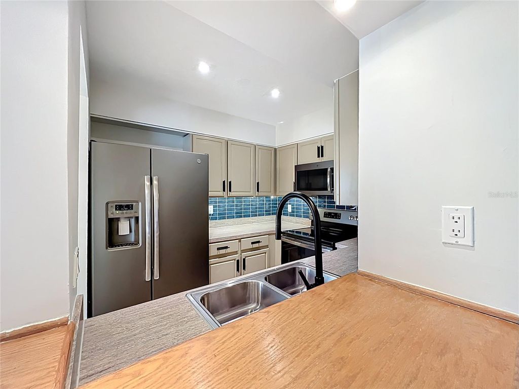 Image 20 of property listing at 470 W PAR STREET 470, Orlando, FL 32804