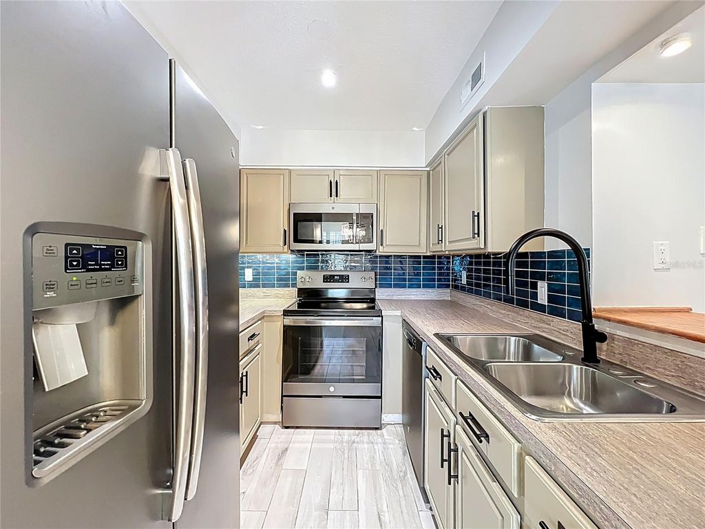 Image 21 of property listing at 470 W PAR STREET 470, Orlando, FL 32804