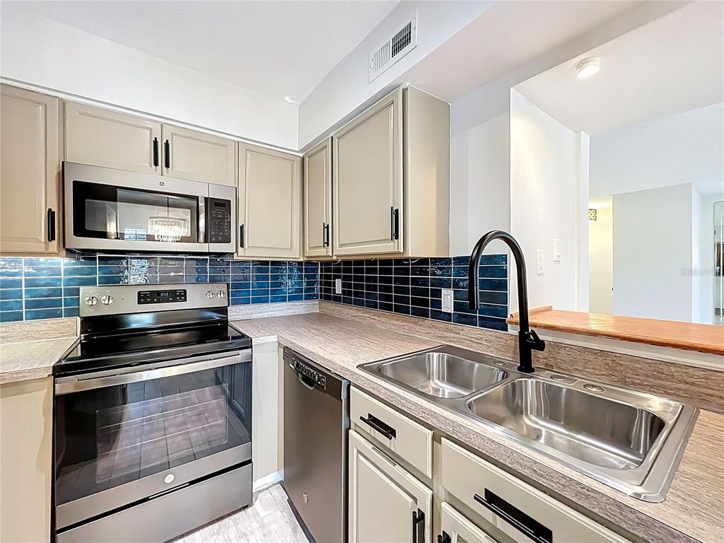 Image 23 of property listing at 470 W PAR STREET 470, Orlando, FL 32804