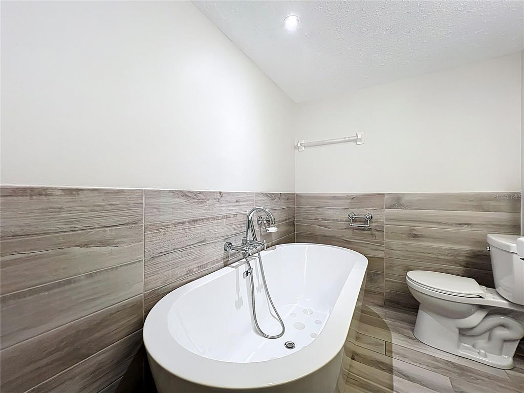 Image 30 of property listing at 470 W PAR STREET 470, Orlando, FL 32804