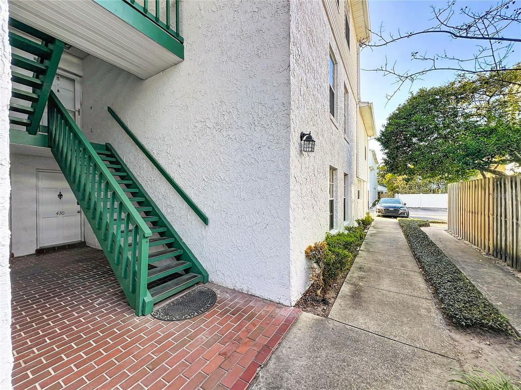 Image 4 of property listing at 470 W PAR STREET 470, Orlando, FL 32804