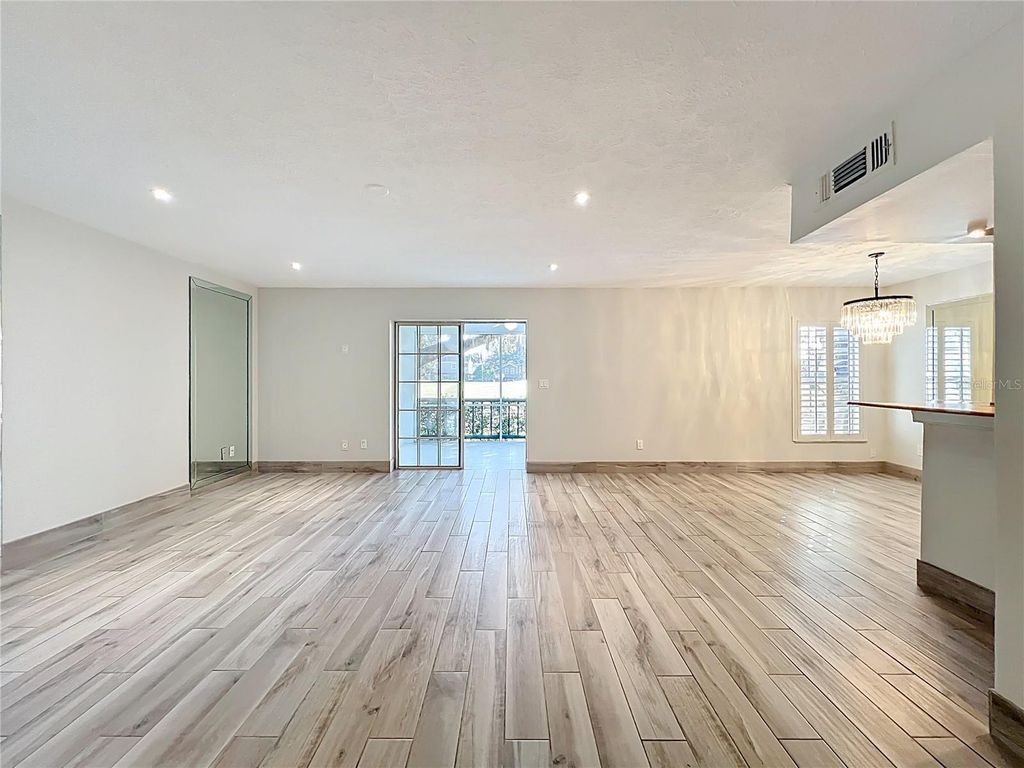 Image 9 of property listing at 470 W PAR STREET 470, Orlando, FL 32804