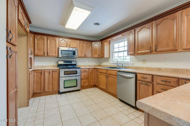 2125 Bonaire Road, Kingsport, TN 37660