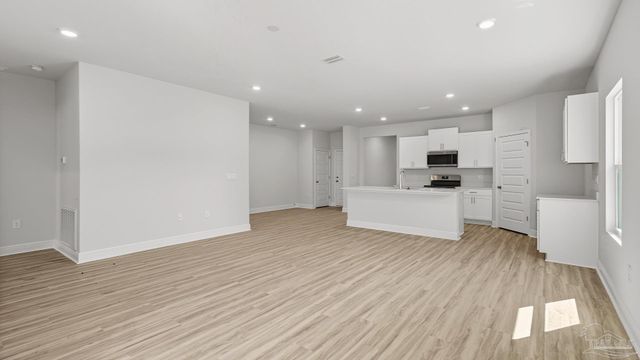 2010 Wiregrass St, Navarre, FL 32566