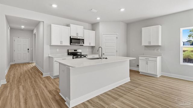 2010 Wiregrass St, Navarre, FL 32566