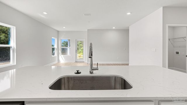 2010 Wiregrass St, Navarre, FL 32566
