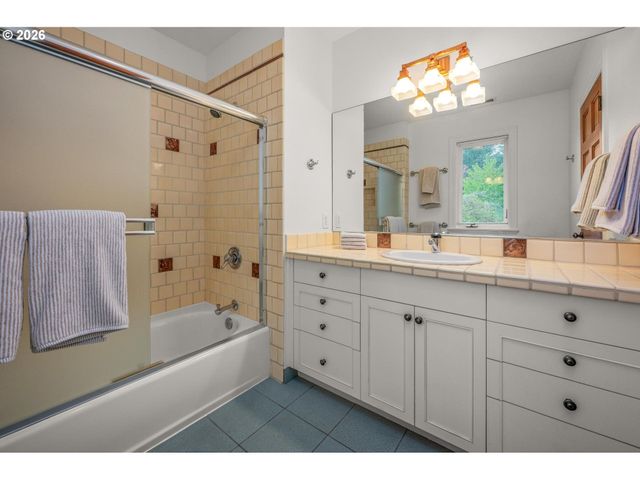 10007 Nw THOMPSON Rd, Portland, OR 97229