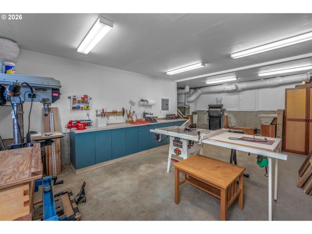 10007 Nw THOMPSON Rd, Portland, OR 97229
