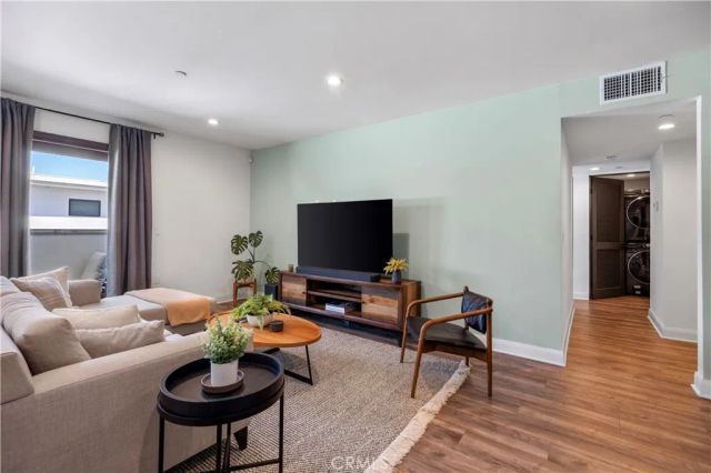 853 S Lucerne 306, Los Angeles, CA 90005