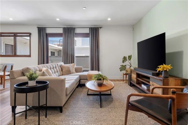 853 S Lucerne 306, Los Angeles, CA 90005