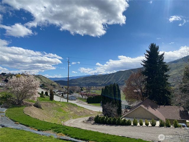 1698 Sunset Drive, Wenatchee, WA 98801
