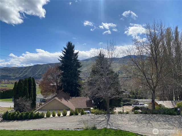 1698 Sunset Drive, Wenatchee, WA 98801