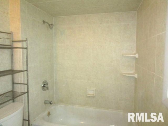 402 S 7TH Street, Pekin, IL 61554