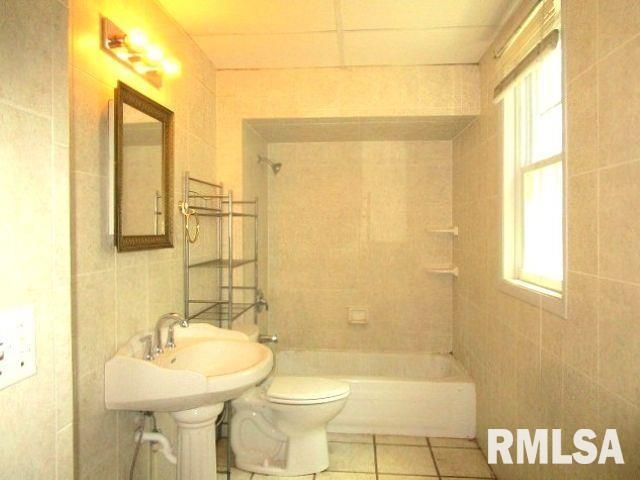 402 S 7TH Street, Pekin, IL 61554