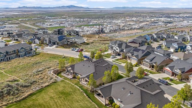 178 E EDGECREST LN, North Salt Lake, UT 84054