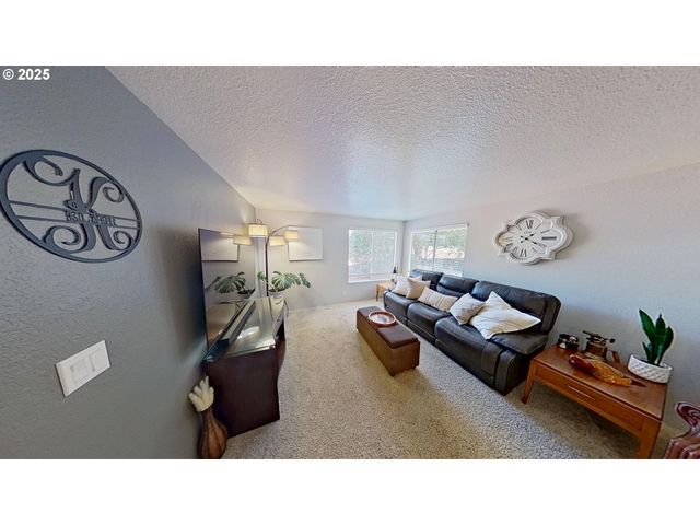 2751 W LORRAINE Ave, Roseburg, OR 97471