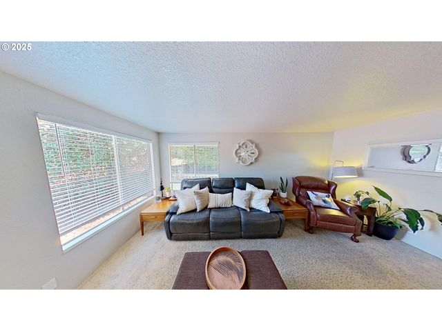 2751 W LORRAINE Ave, Roseburg, OR 97471