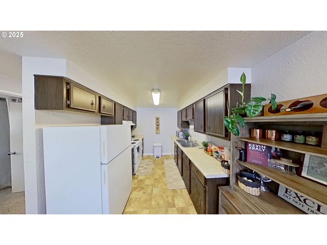 2751 W LORRAINE Ave, Roseburg, OR 97471