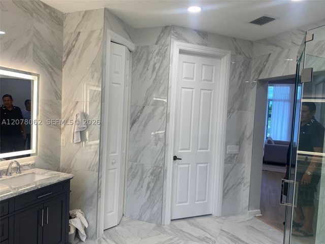 1360 Victoria Isle Dr, Weston, FL 33327