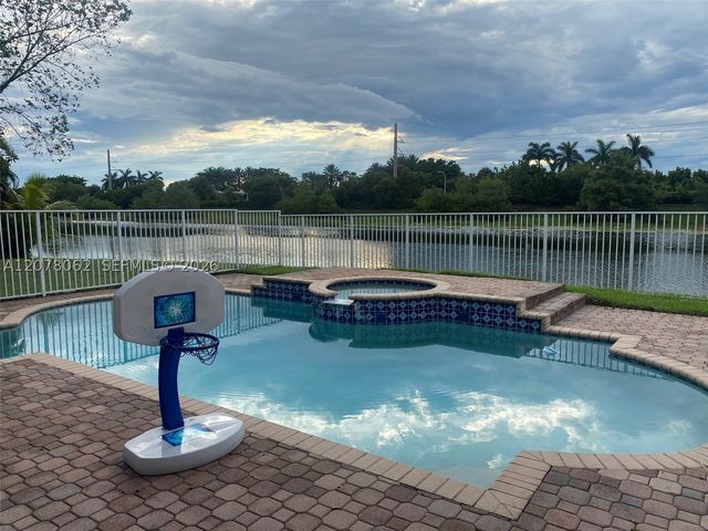 1360 Victoria Isle Dr, Weston, FL 33327
