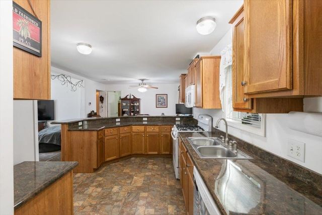 25 Ridgefield Drive, Nashua, NH 03062