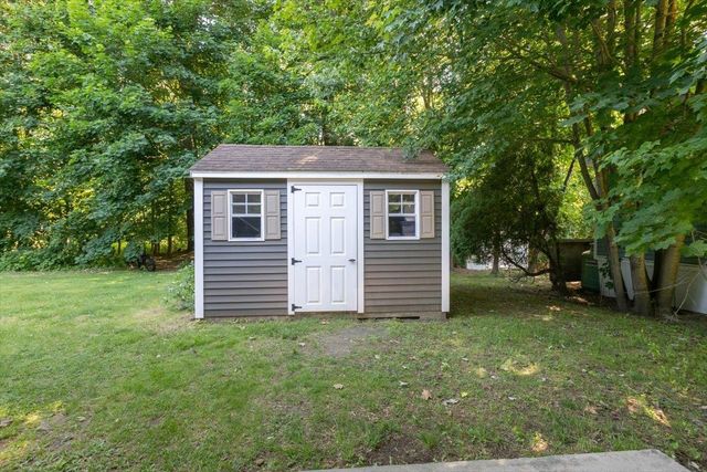 25 Ridgefield Drive, Nashua, NH 03062