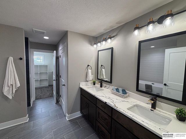 21814 Parkview Drive, Gretna, NE 68028