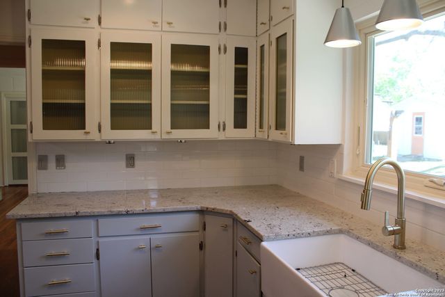140 Arvin Dr, Terrell Hills, TX 78209