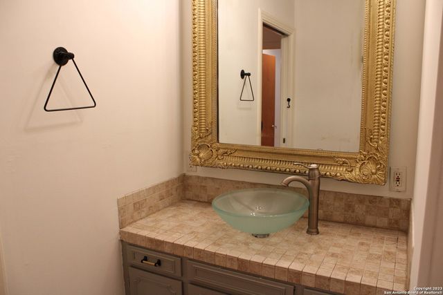 140 Arvin Dr, Terrell Hills, TX 78209