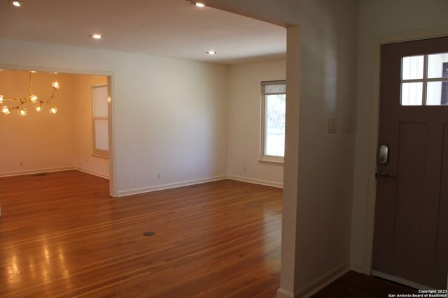 140 Arvin Dr, Terrell Hills, TX 78209