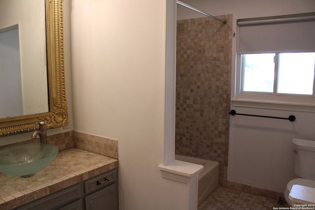 140 Arvin Dr, Terrell Hills, TX 78209