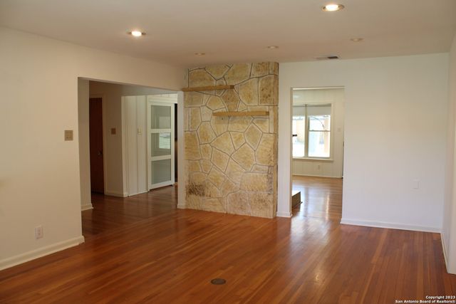 140 Arvin Dr, Terrell Hills, TX 78209