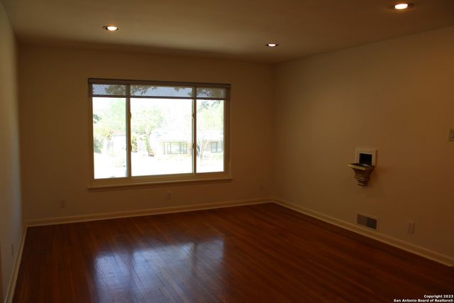 140 Arvin Dr, Terrell Hills, TX 78209