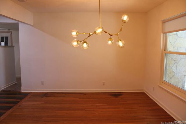140 Arvin Dr, Terrell Hills, TX 78209