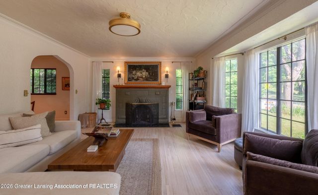 1041 W Grand River Avenue, East Lansing, MI 48823