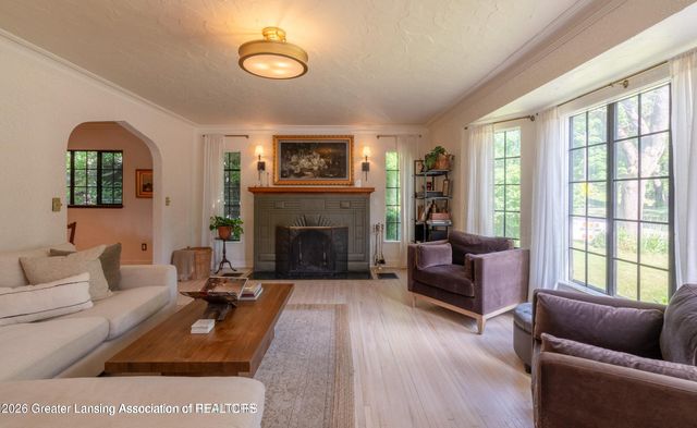 1041 W Grand River Avenue, East Lansing, MI 48823