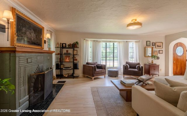 1041 W Grand River Avenue, East Lansing, MI 48823