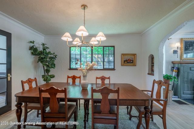 1041 W Grand River Avenue, East Lansing, MI 48823