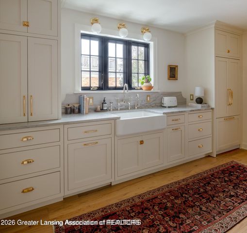 1041 W Grand River Avenue, East Lansing, MI 48823