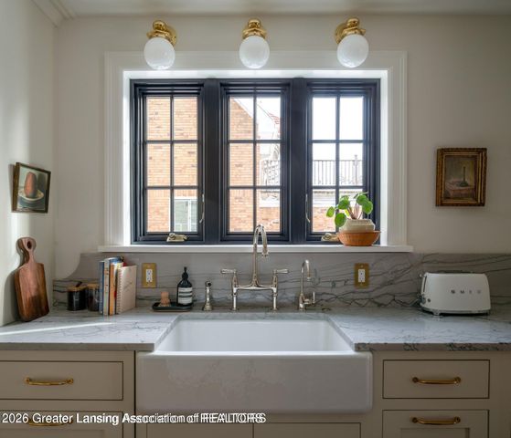 1041 W Grand River Avenue, East Lansing, MI 48823