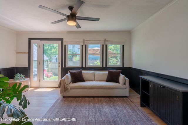 1041 W Grand River Avenue, East Lansing, MI 48823