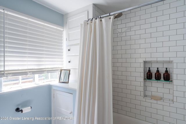 1041 W Grand River Avenue, East Lansing, MI 48823