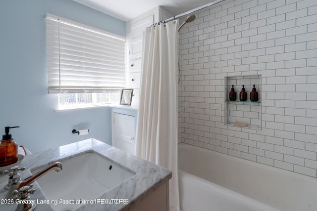 1041 W Grand River Avenue, East Lansing, MI 48823