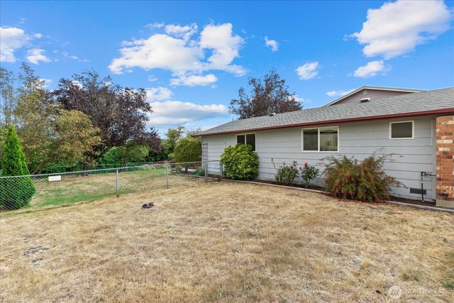 825 Livingston Bay Shore Drive, Camano Island, WA 98282